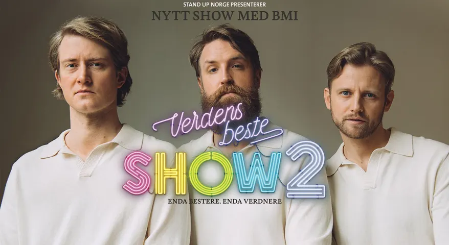 BMI - verdens beste show 2. Tre menn står ved siden av hverandre . De smiler så vidt og er kledd i hvitt.