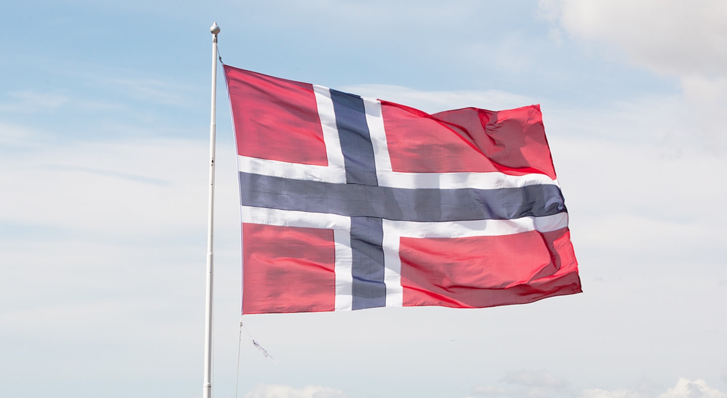 Det norske flagget som vaier i en flaggstang