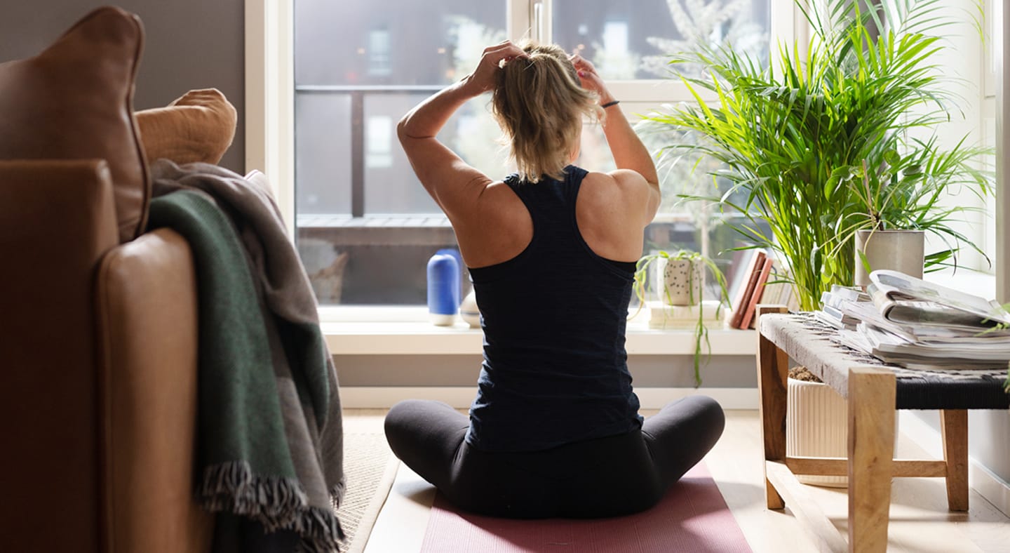 Tjej som gör yoga