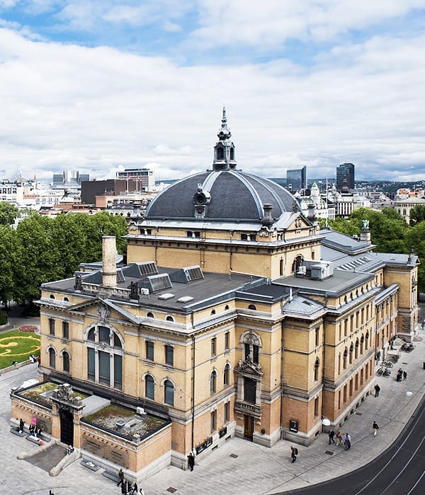 Den ruvende murstensbygningen Nationaltheatret sett fra luften.