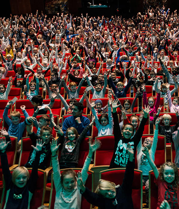 Salen på Det Norske Teatret fylt med jublende barn