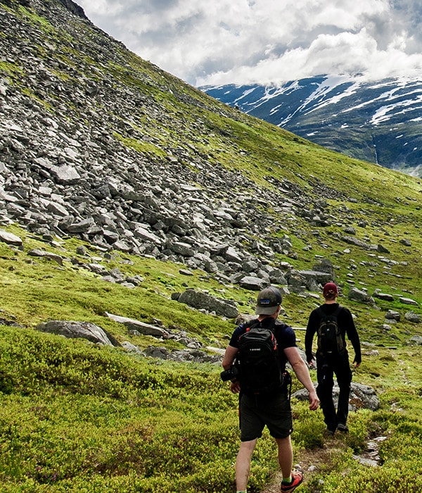 To menn som vandrer i fjellheimen