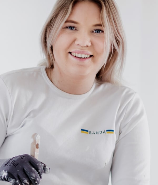 Foto på en kvinna som jobbar med hos Sandå Måleri