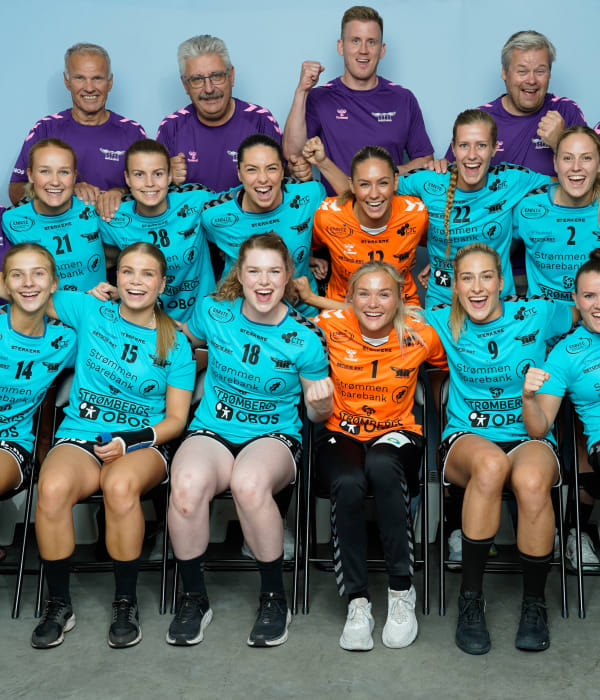Lagbilde av superglade håndballjenter