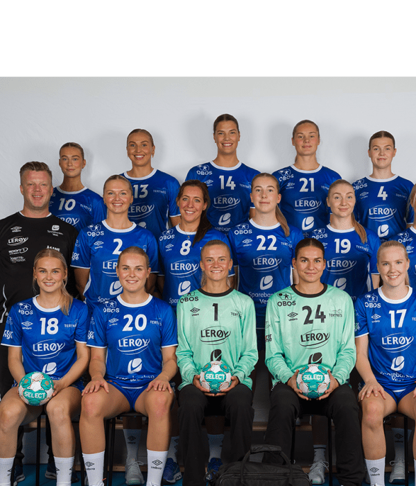 Jentelaget Tertnes Håndball Elite sitter oppstilt på tre rekker og smiler til fotografen