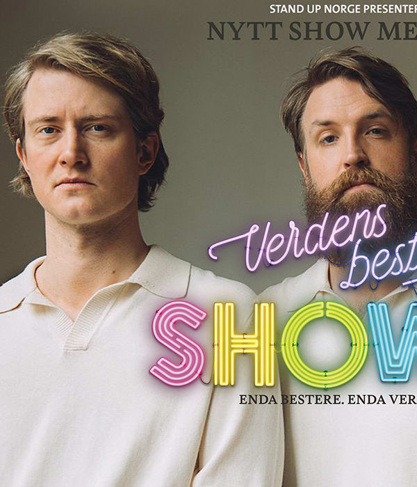 BMI - verdens beste show 2. Tre menn står ved siden av hverandre . De smiler så vidt og er kledd i hvitt.