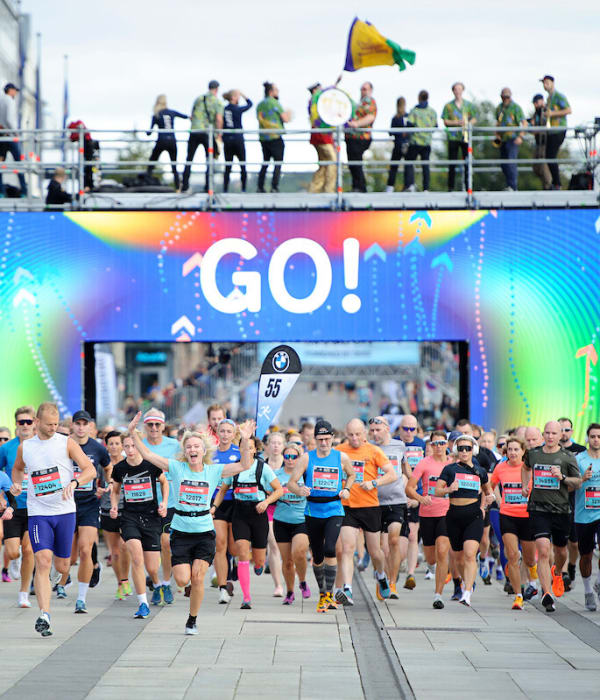Bilde fra Oslo Maraton med en mengde mennesker som løper ut av startsstreken.
