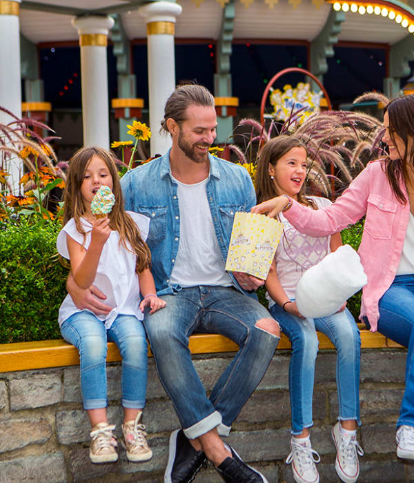 Familj som äter popcorn på Gröna Lund