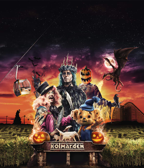 Foto av parkens maskoter i Halloween stemning med mørke bakgrunnsfarger.