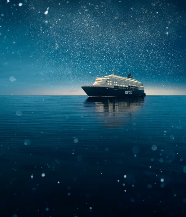 DFDS cruise ute på blått hav med en kveldshimmel fylt med hvitt snø.