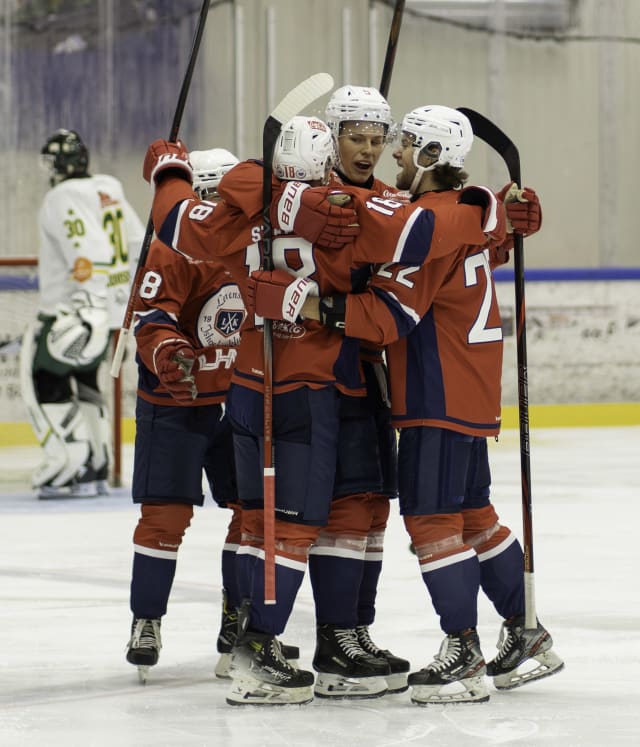 Foto av ishockeyspillerne fra Lørenskog Ishockey på isen.