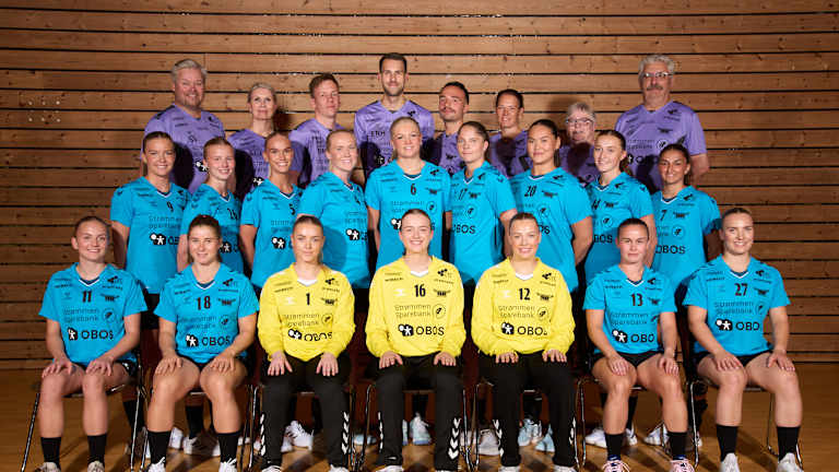 Foto av laget Romerike Ravens med både spillere og trenere.