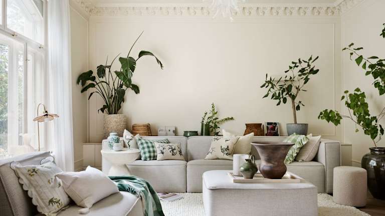 Soffa med pläd och kuddar från Hemtex