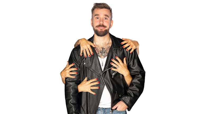 Stian Blipp er ute med nytt show. Bildet viser Stian i svart skinnjakke hvor han smiler. Vi ser mange ulike kvinnehender ta rundt på kroppen hans.