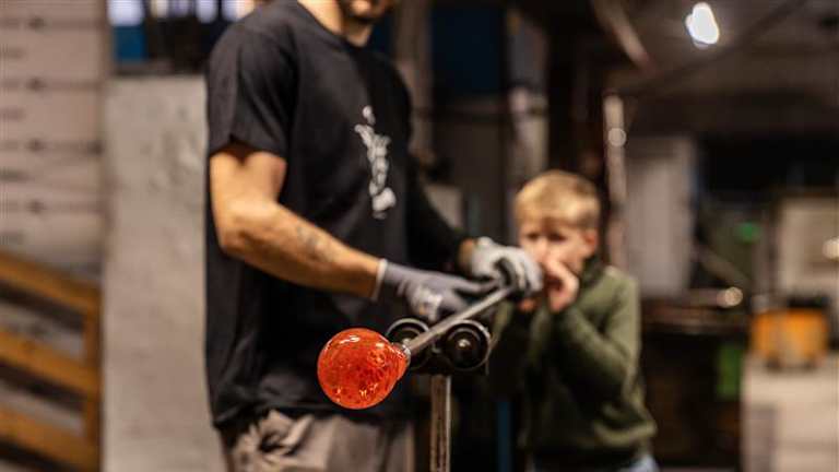 Liten gutt som blåser glass på Hadeland Glassverk.