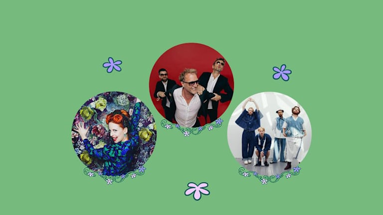 Foto av liten jente med blomsterkrans i en blomstereng som smiler til kameraet.