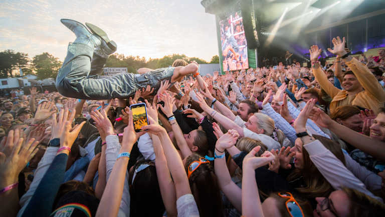 En artist crowdsurfer under en konsert på Vaulenfestivalen.