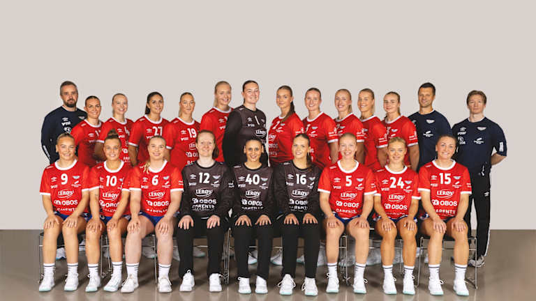 Jente som skal til å kaste en håndball mot mål.