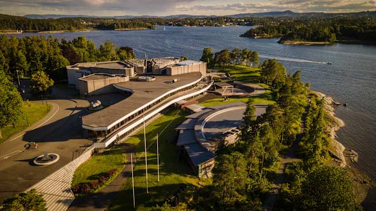 Et dronebilde av Henie Onstad Kultursenter - sett ovenfra.