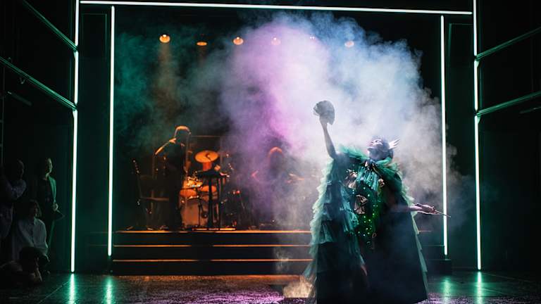 Foto av en av fremføringene av forestillingen Rent ved Trøndelag Teater.