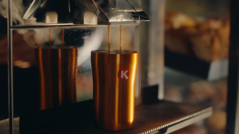Circle K-koppen 2026. Du ser at koppen blir fylt med kaffe.