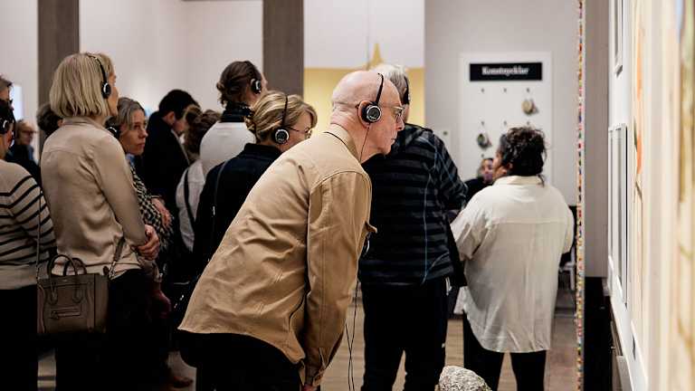 OBOS-medlemmar som går guidad visning på konstutställningen Vårsalongen på Liljevalchs