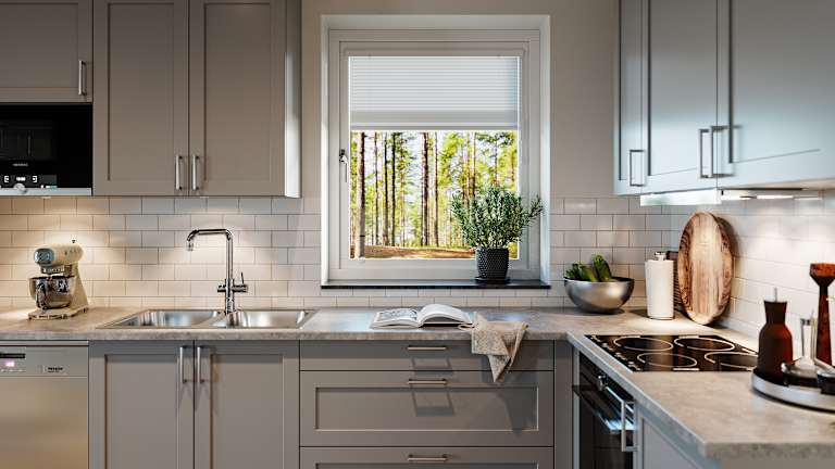 Öppet fönster med myggnät.