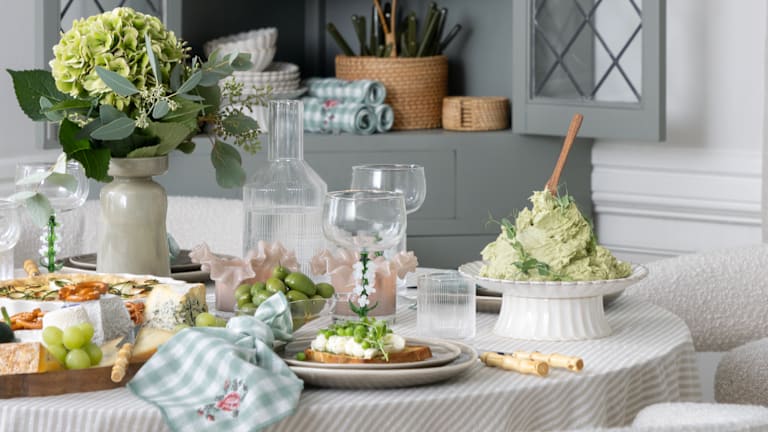 Soffa med pläd och kuddar från Hemtex