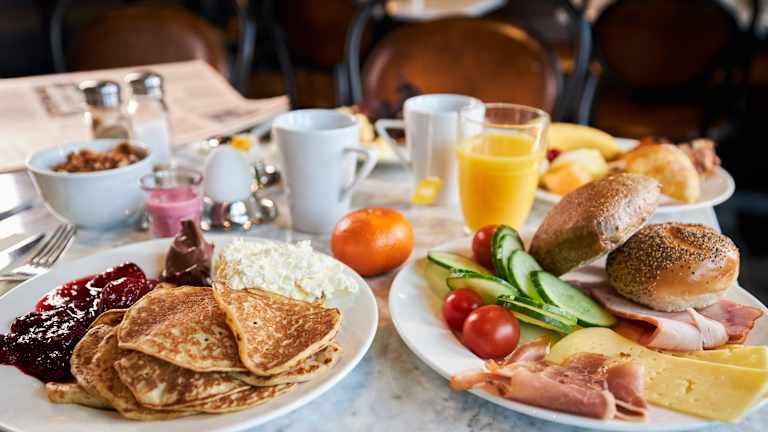 Hotellfrokost med mye godt