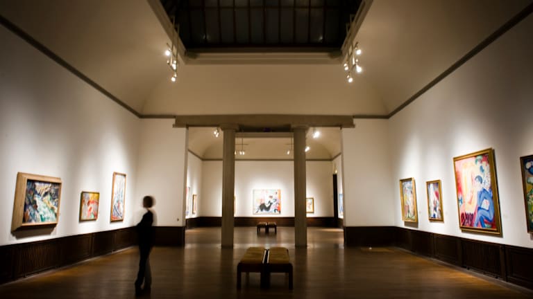 Kvinna tittar på tavlor