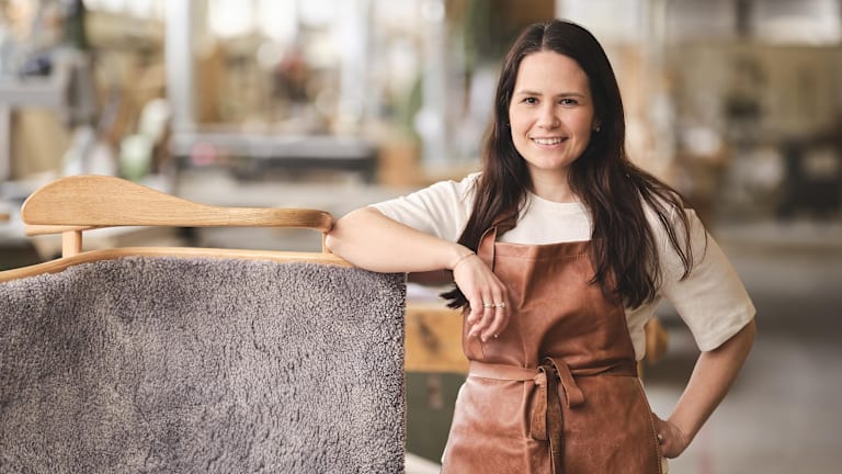 Bild på person som syr förkläde