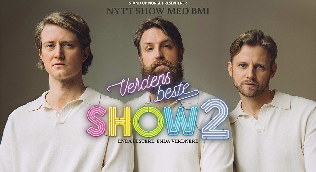 BMI - verdens beste show 2. Tre menn står ved siden av hverandre . De smiler så vidt og er kledd i hvitt.