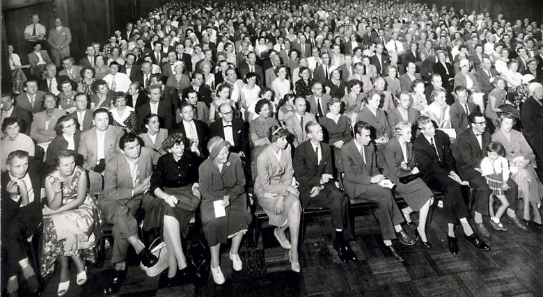 Svarthvitt bilde av fullsatt tildelingsmøte på 50-tallet