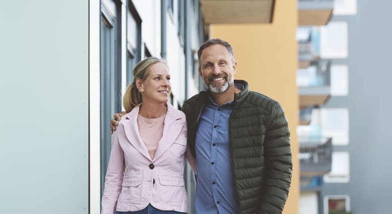 Fotografi av et voksent ektepar som er kunder i OBOS-banken.