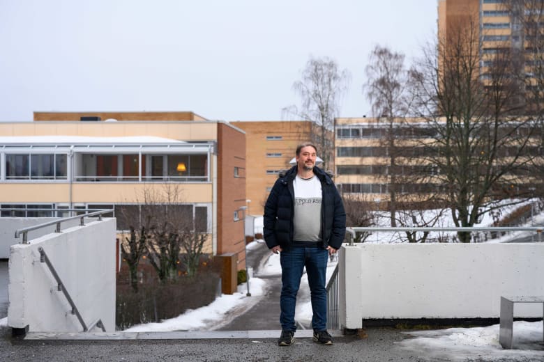 Styreleder Øyvind Stabel fra Fagerholt borettslag foran blokkene til Fagerholt og Tiurleiken borettslag.