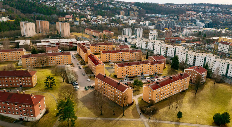 Dronefoto av Etterstad Vest borettslag og andre blokker i nærheten.