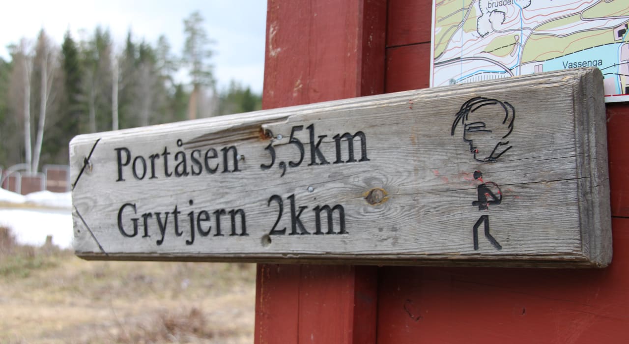 Skilt som viser avstand til Grytjern og Portåsen.