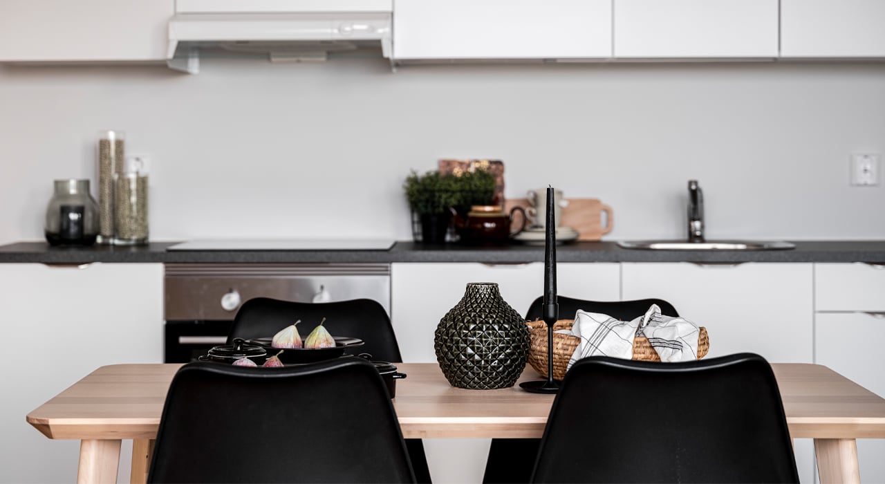 Bilde av kjøkken og bord i Ulvenparken.
