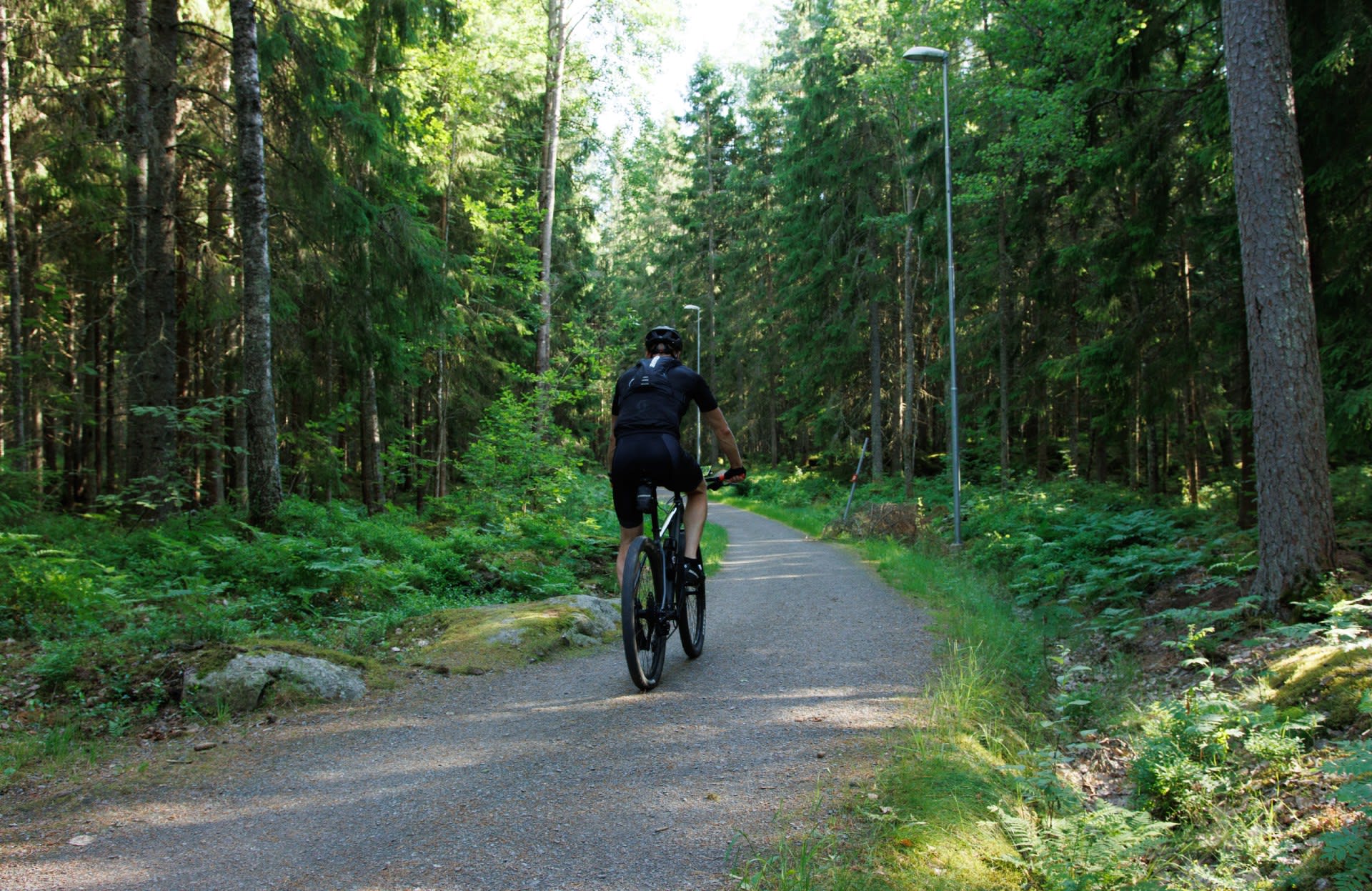 En man på en cykel