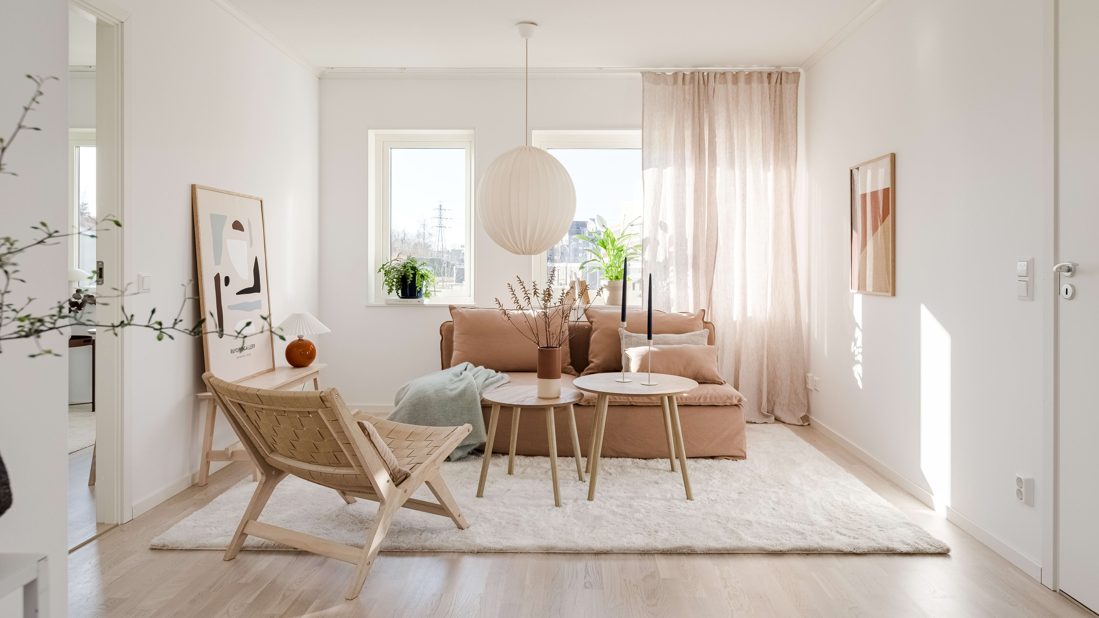 Bild: Rum med soffa, soffbord och fåtölj