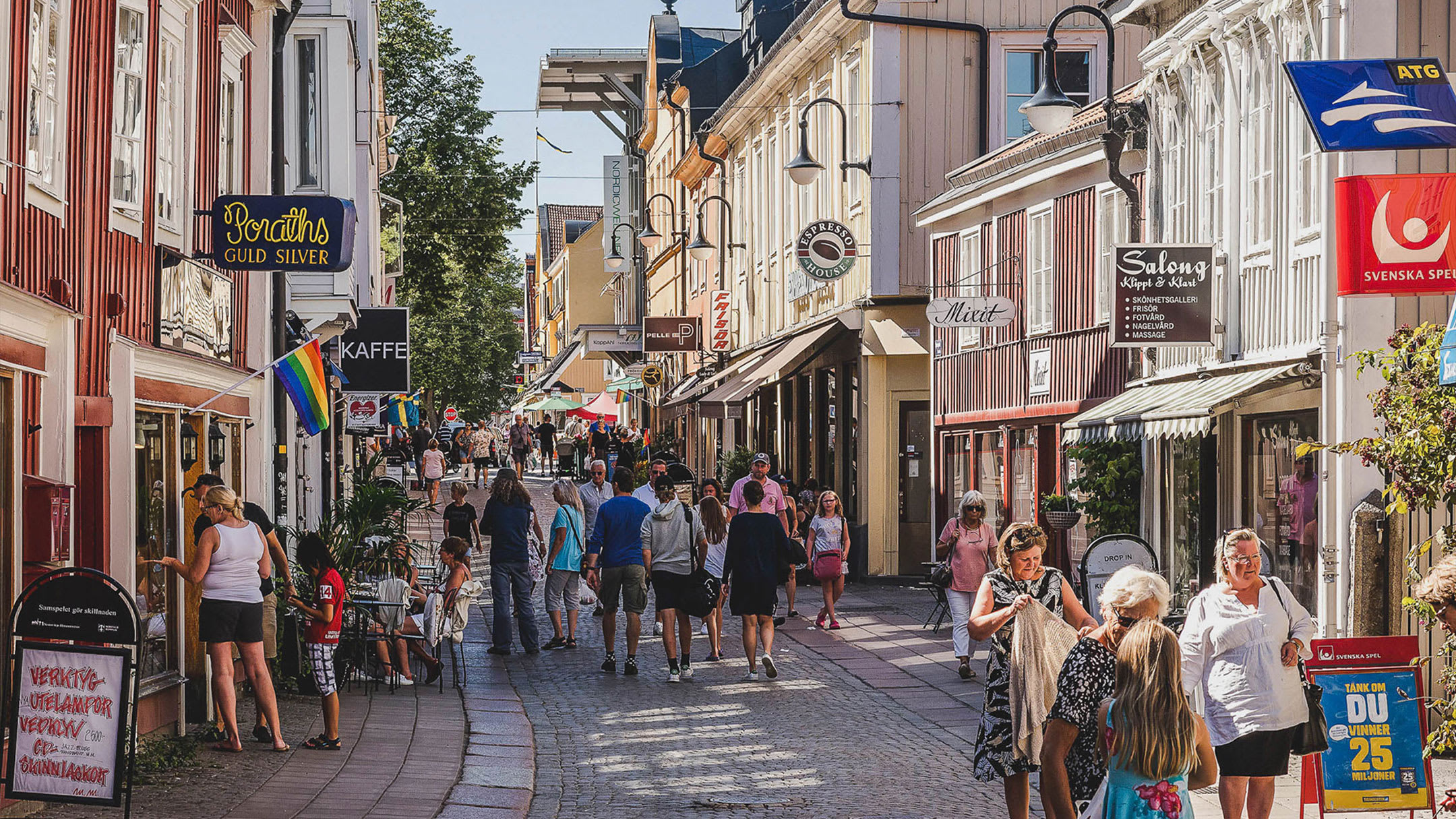 På gågatan i Norrtälje är det liv och rörelse.