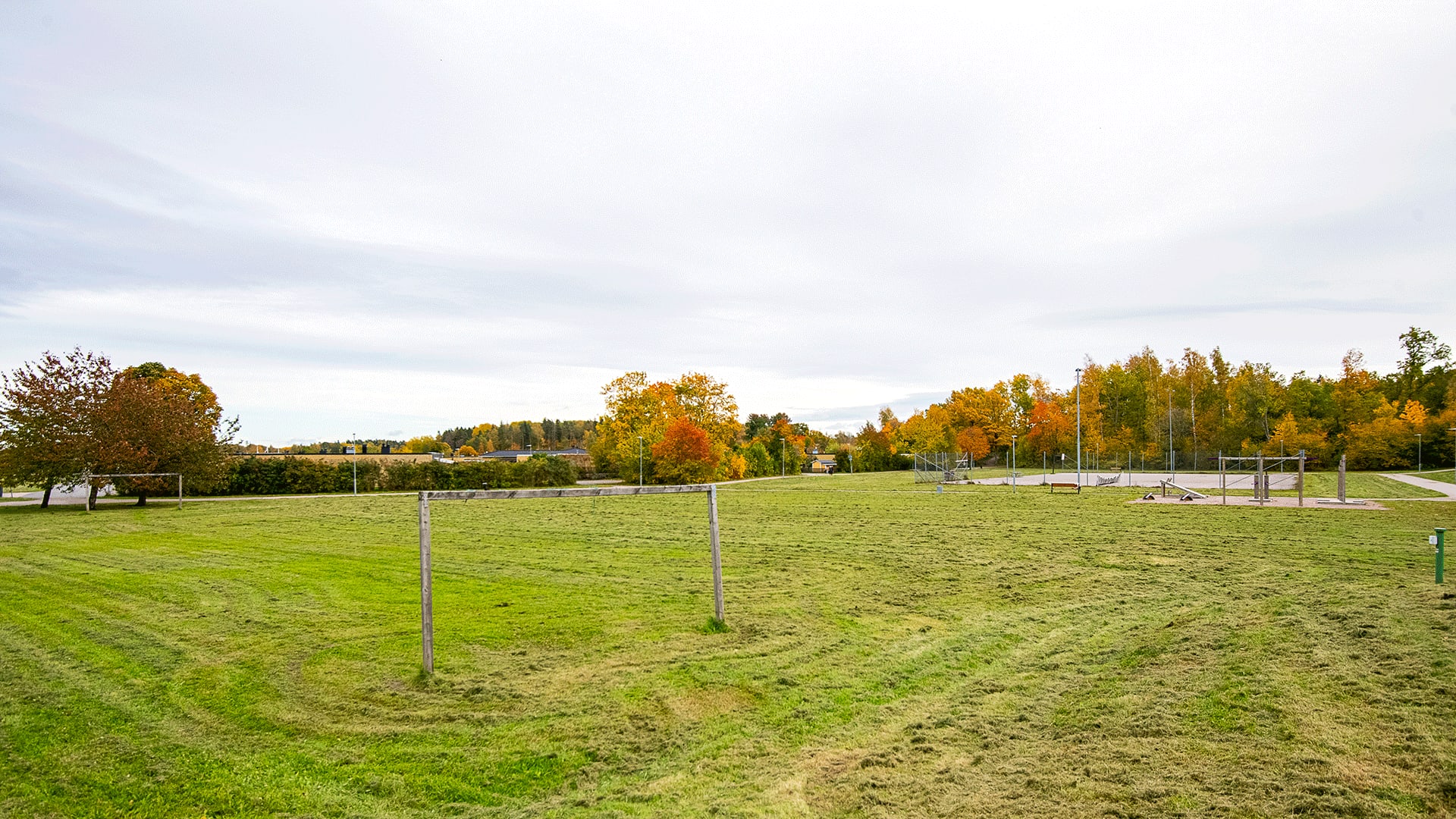 Stor gräsplan agerar fotbollsplan