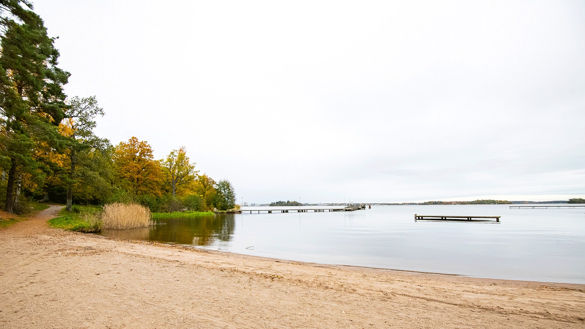 Sandstrand med bryggor är sommarens utflyktsmål