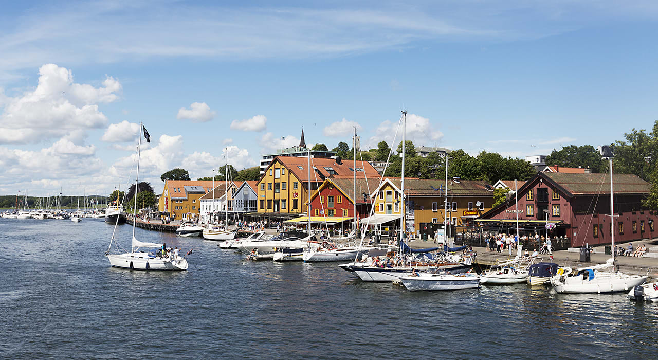 Bildet viser båter i vannet utenfor Tønsberg