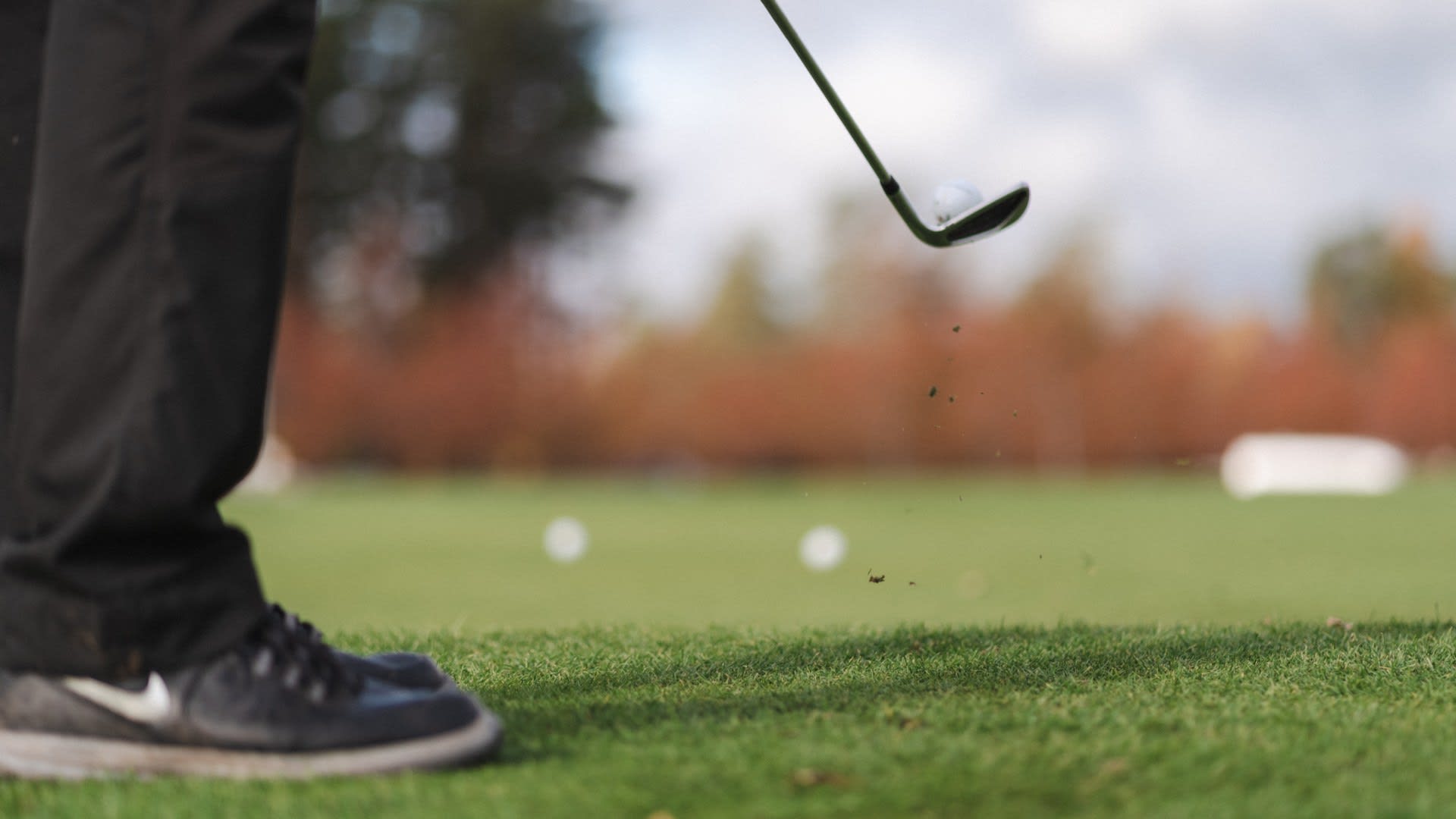 Bild: Skor i front som spelar golf på en golfbana