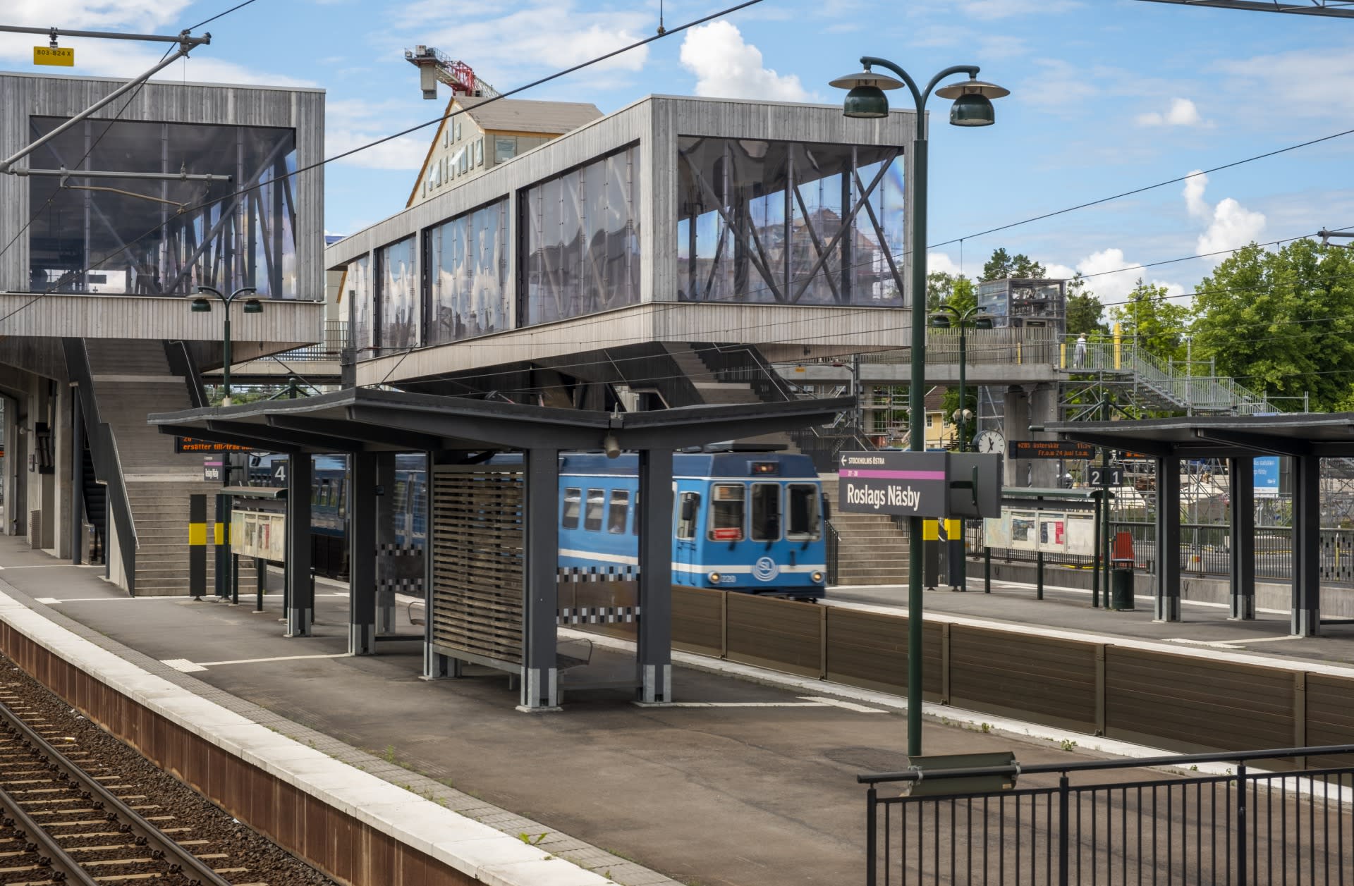 I Roslagsporten bor du i ett av Täbys bästa kollektivtrafiklägen, bara ett stenkast från Roslags Näsby Station. Med snabbtåget är du inne i stan på endast 12 minuter.