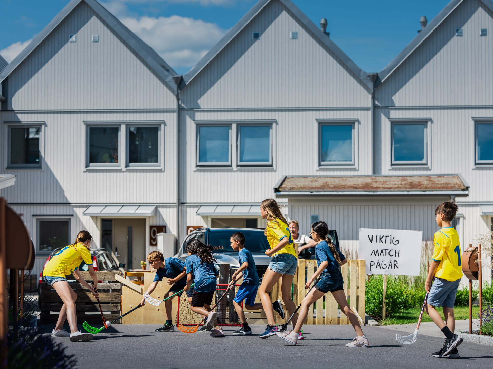 Innebandy bland husen