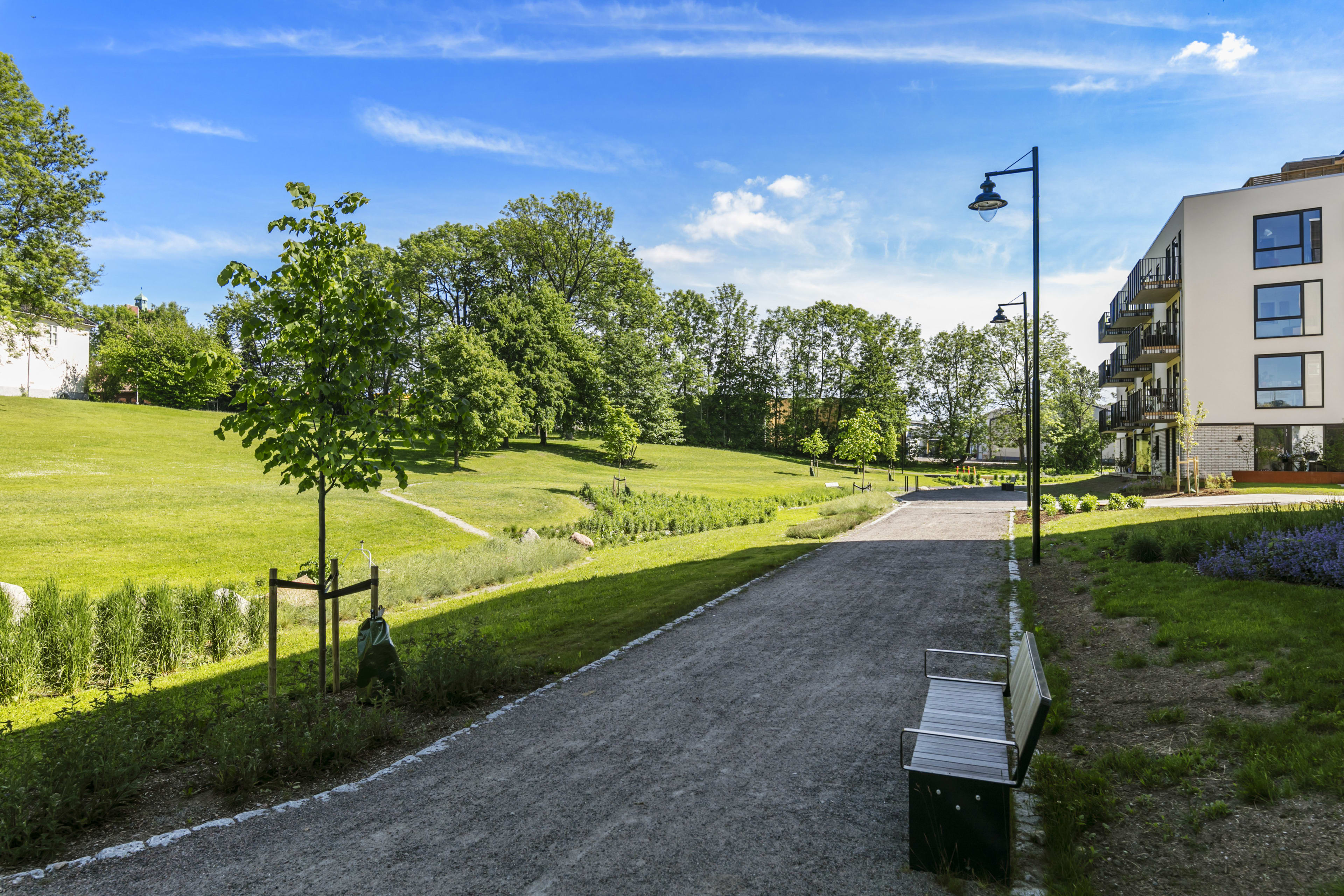 Foto av en gangvei ved siden av Teieparken på dagtid.