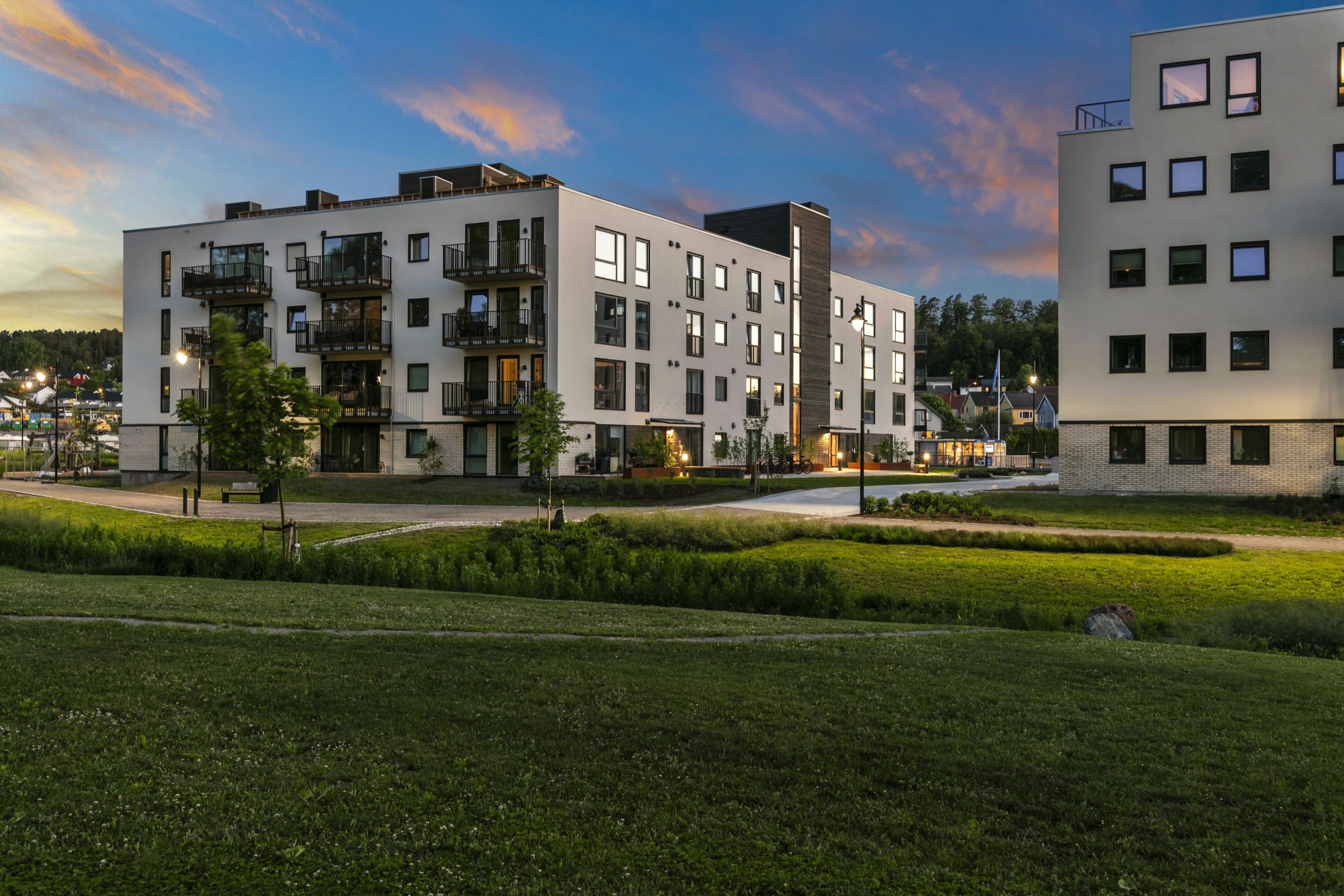 Foto av fasaden til Teieparken på kveldstid.