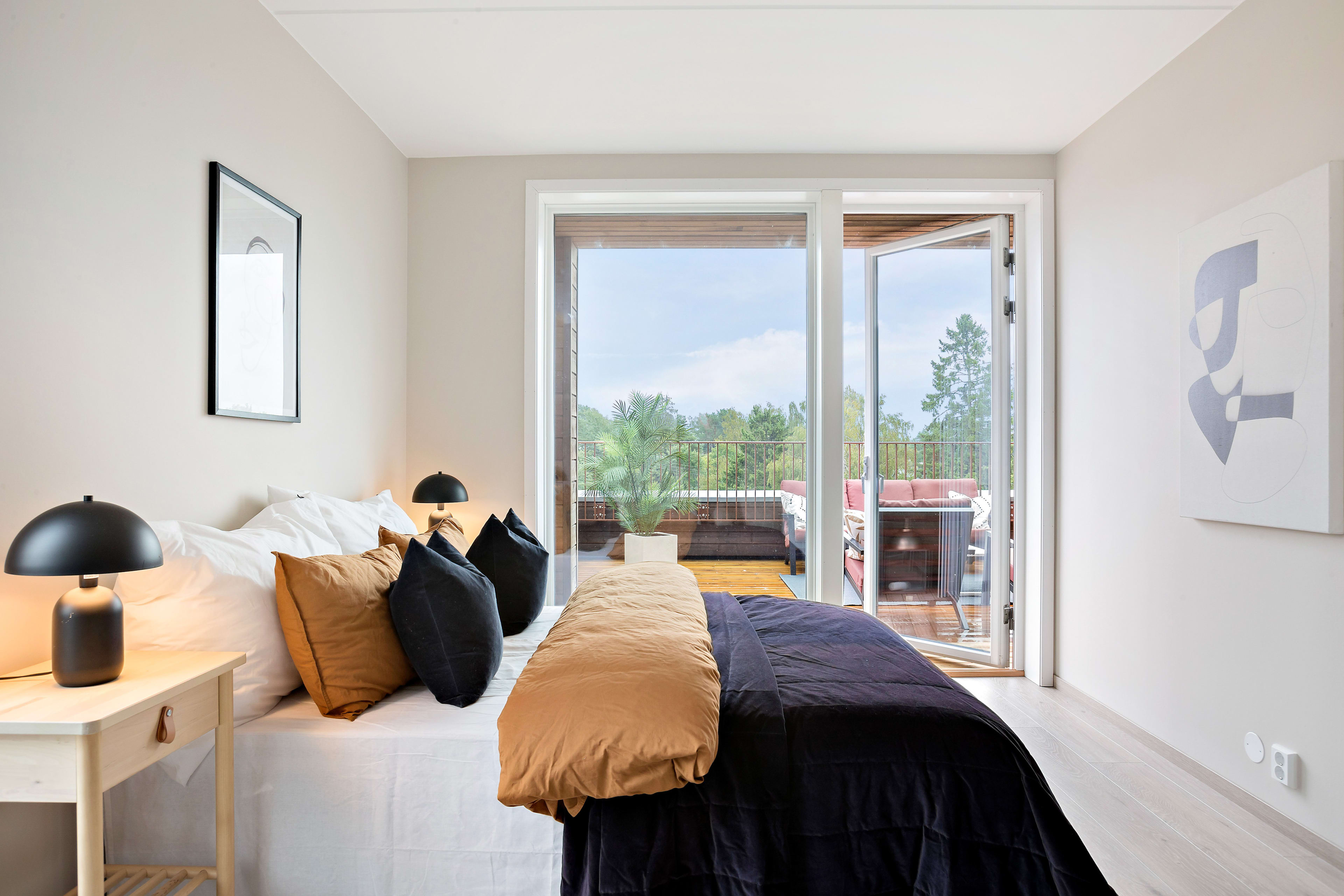 Foto av et soverom med direkte utgang til balkong i Haraldåsen.